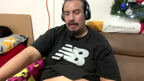 Snapshot of skinhell chatting on December 30, 3:03 am Elias online show from December 30, 3:03 am