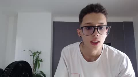 skinny_bigcock20 online show from February 24, 7:30 pm