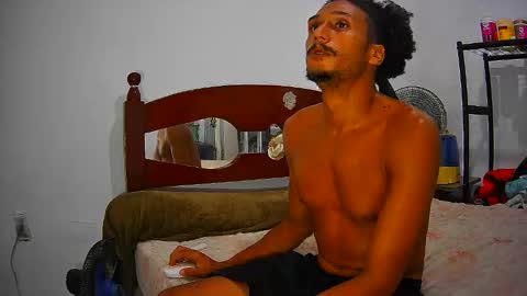 Snapshot of skinnylatinman chatting on February 17, 12:32 am Skinny Latin Man online show from February 17, 12:32 am