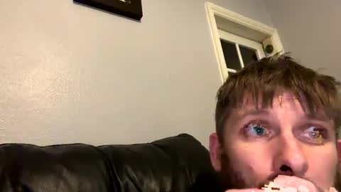 Snapshot of skuzzy25 chatting on December 22, 4:28 am skuzzy25 online show from December 22, 4:28 am