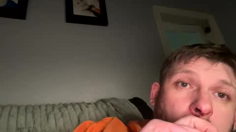 Snapshot of skuzzy25 chatting on March 8, 6:52 am skuzzy25 online show from March 8, 6:52 am