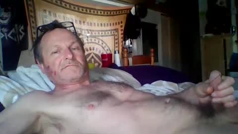 Snapshot of steviehard7 chatting on January 1, 3:24 pm steviehard7 online show from January 1, 3:24 pm