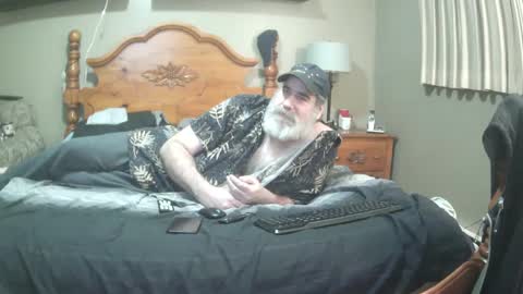 Snapshot of straightbear4you chatting on February 17, 3:36 am Straightbear4you online show from February 17, 3:36 am