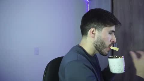 t0ny_wylie online show from December 21, 8:07 am