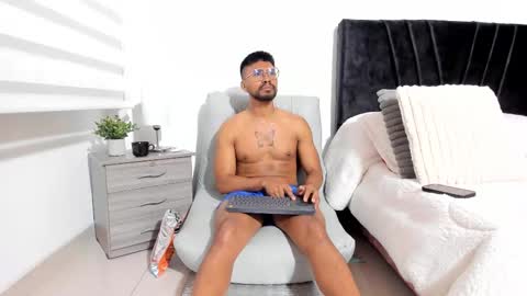 Snapshot of taylormaccurdy_ chatting on October 17, 5:17 pm taylormaccurdy_ online show from October 17, 5:17 pm