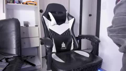 Snapshot of the_weed_guys chatting on October 6, 5:01 am Danny online show from October 6, 5:01 am