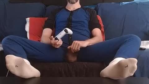 Snapshot of thebarefootgamer chatting on December 2, 4:40 pm Blue and Red online show from December 2, 4:40 pm