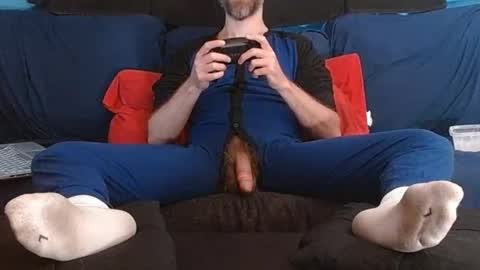 Snapshot of thebarefootgamer chatting on December 5, 7:07 pm Blue and Red online show from December 5, 7:07 pm