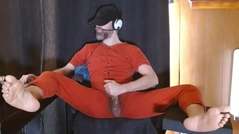 Snapshot of thebarefootgamer chatting on January 12, 4:40 pm Blue and Red online show from January 12, 4:40 pm