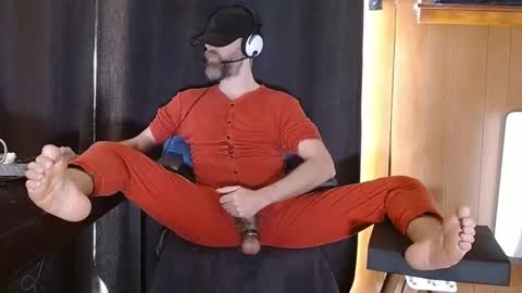 Snapshot of thebarefootgamer chatting on January 20, 3:50 pm Blue and Red online show from January 20, 3:50 pm