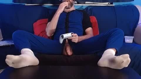 Snapshot of thebarefootgamer chatting on December 3, 4:35 am Blue and Red online show from December 3, 4:35 am