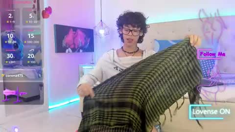 Snapshot of thedoll_ethan chatting on October 17, 8:13 pm ethan online show from October 17, 8:13 pm