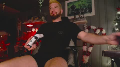 Snapshot of theehhteam chatting on December 17, 9:16 pm H online show from December 17, 9:16 pm