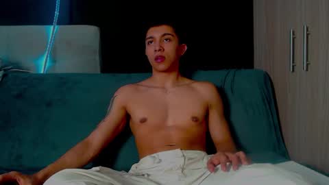 Snapshot of thesaint_xxx chatting on September 27, 4:43 am thesaint_xxx online show from September 27, 4:43 am