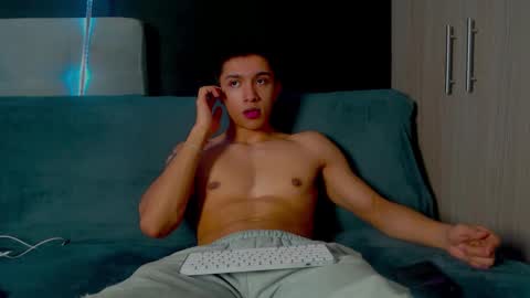 Snapshot of thesaint_xxx chatting on September 30, 3:23 am thesaint_xxx online show from September 30, 3:23 am