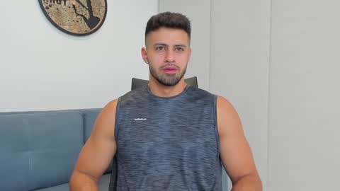Snapshot of thiago_driussi chatting on December 18, 1:15 am thiago_driussi online show from December 18, 1:15 am