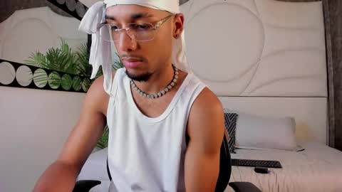 Snapshot of thiagoferreti_ chatting on October 15, 3:36 am ThiagoFerreti online show from October 15, 3:36 am