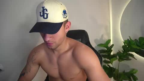 thin_tommy11 online show from April 28, 10:36 pm