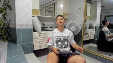 Snapshot of thomas_moon_ chatting on September 11, 12:15 pm Thomas online show from September 11, 12:15 pm