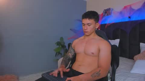 Snapshot of thomas_moon_ chatting on October 18, 12:54 pm Thomas online show from October 18, 12:54 pm