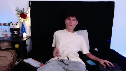 thomasbennett  online show from October 25, 12:12 am