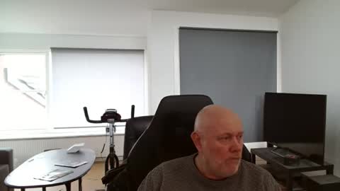 Snapshot of thomash32 chatting on October 15, 2:57 pm thomash32 online show from October 15, 2:57 pm