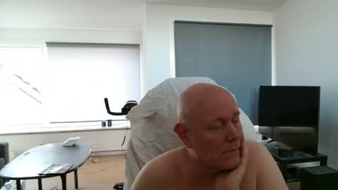 Snapshot of thomash32 chatting on September 12, 4:40 pm thomash32 online show from September 12, 4:40 pm