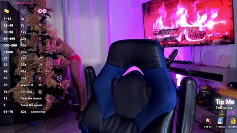 Snapshot of thomklein chatting on December 14, 7:14 pm Thom Klein online show from December 14, 7:14 pm