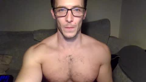 Snapshot of tom90ukx chatting on March 5, 6:23 pm tom90ukx online show from March 5, 6:23 pm
