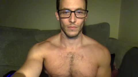 Snapshot of tom90ukx chatting on February 4, 7:11 pm tom90ukx online show from February 4, 7:11 pm