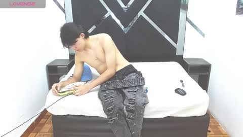 tom_0002 online show from November 1, 8:46 pm