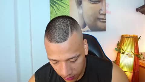 Snapshot of tom_muscle1 chatting on December 7, 12:13 pm Tom muscle1 online show from December 7, 12:13 pm