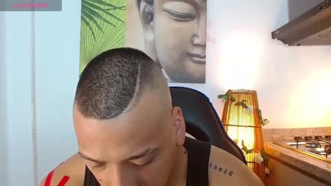 Snapshot of tom_muscle1 chatting on February 15, 11:17 am Tom muscle1 online show from February 15, 11:17 am