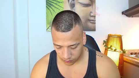 Snapshot of tom_muscle1 chatting on December 16, 11:12 am Tom muscle1 online show from December 16, 11:12 am