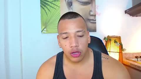 Snapshot of tom_muscle1 chatting on December 30, 12:09 pm Tom muscle1 online show from December 30, 12:09 pm
