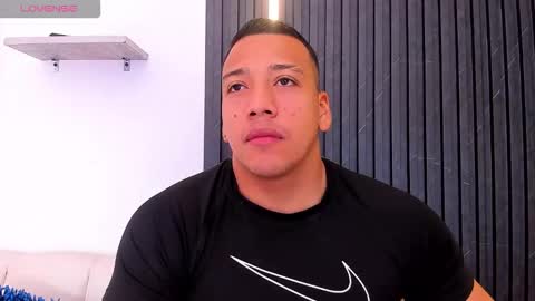 Snapshot of tom_muscle1 chatting on October 17, 12:09 pm Tom muscle1 online show from October 17, 12:09 pm