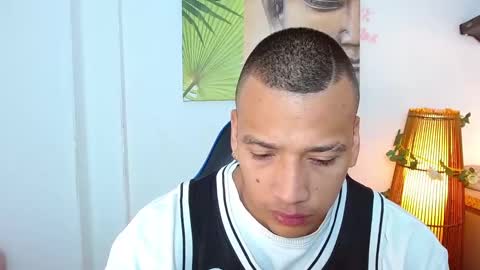 Snapshot of tom_muscle1 chatting on December 6, 12:05 pm Tom muscle1 online show from December 6, 12:05 pm