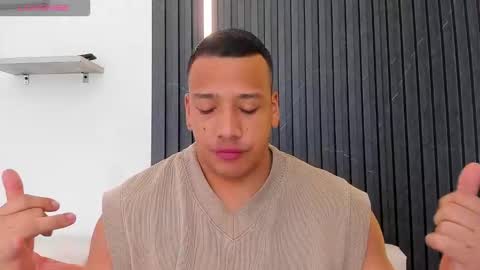 Snapshot of tom_muscle1 chatting on September 12, 12:05 pm Tom muscle1 online show from September 12, 12:05 pm