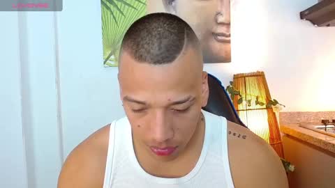 Snapshot of tom_muscle1 chatting on January 18, 12:04 pm Tom muscle1 online show from January 18, 12:04 pm
