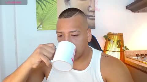 Snapshot of tom_muscle1 chatting on January 11, 12:18 pm Tom muscle1 online show from January 11, 12:18 pm