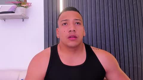 Snapshot of tom_muscle1 chatting on September 20, 12:27 pm Tom muscle1 online show from September 20, 12:27 pm