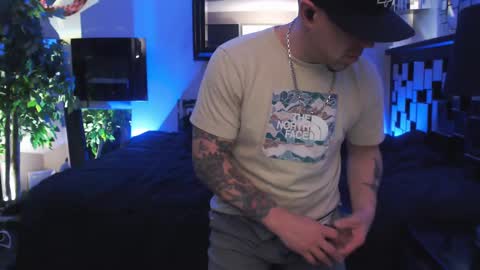 Snapshot of tommy_knuckles chatting on March 11, 3:05 am Tommy online show from March 11, 3:05 am