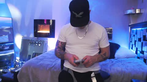 Snapshot of tommy_knuckles chatting on December 7, 10:28 pm Tommy online show from December 7, 10:28 pm
