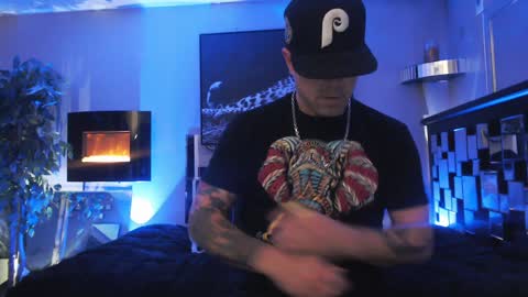 Snapshot of tommy_knuckles chatting on December 15, 10:48 pm Tommy online show from December 15, 10:48 pm