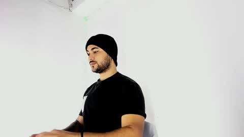 Snapshot of tommy_sccott chatting on September 22, 12:11 am tommy_sccott online show from September 22, 12:11 am