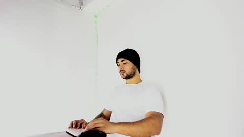 Snapshot of tommy_sccott chatting on September 18, 11:29 pm tommy_sccott online show from September 18, 11:29 pm