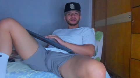 Snapshot of toonnydee chatting on December 6, 3:19 am Tony Dee online show from December 6, 3:19 am