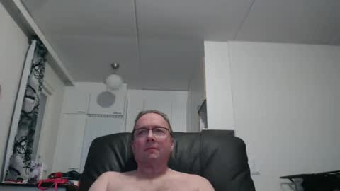 Snapshot of tosimies69 chatting on December 8, 1:25 pm tosimies69 online show from December 8, 1:25 pm