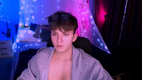 Travis online show from November 25, 9:06 pm