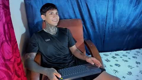 Snapshot of travistanner28 chatting on February 17, 9:08 pm TRAV - INDEPENDENT MODEL online show from February 17, 9:08 pm